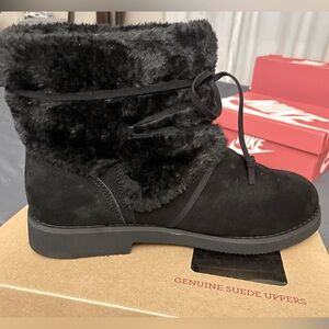 Women size 10 Black Suede Bootie w/fur